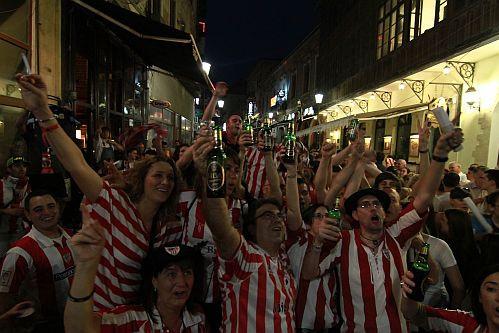 Suporterii spanioli n-au cunoscut cuvântul oboseală. Vezi FOTO cu distracţia în stil latin 145501