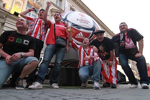 Suporterii spanioli n-au cunoscut cuvântul oboseală. Vezi FOTO cu distracţia în stil latin 145502