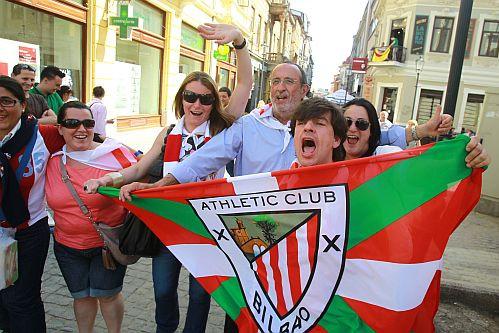 Suporterii spanioli n-au cunoscut cuvântul oboseală. Vezi FOTO cu distracţia în stil latin 145503