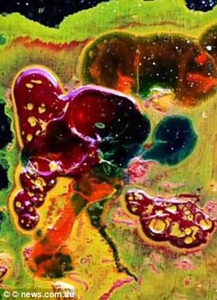 Are cinci ani, dar munceşte deja de trei. Oamenii o compară cu Picasso şi a are o avere de 124.000 de dolari 145700