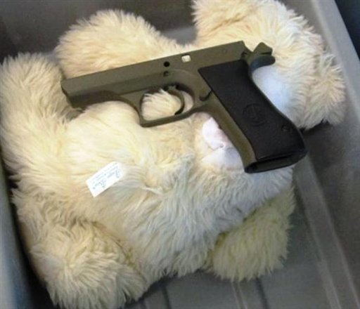 Incident inedit pe un aeroport din SUA: Pistol găsit printre jucăriile de pluş ale unui copil 