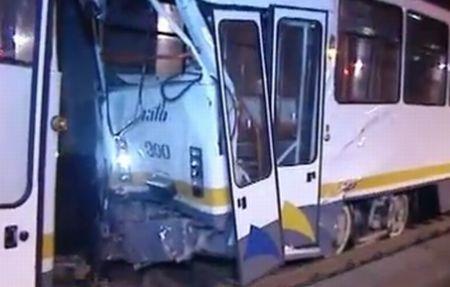 RATB: Tramvaiele se succedau la distanţă mică. Coliziunea nu a putut fi evitată 145730
