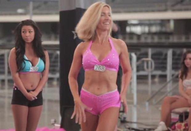 Trupul ei înnebuneşte toţi bărbaţii, dar nimeni nu vrea să facă sex cu ea. Secretul ascuns de ea pare ireal 145685