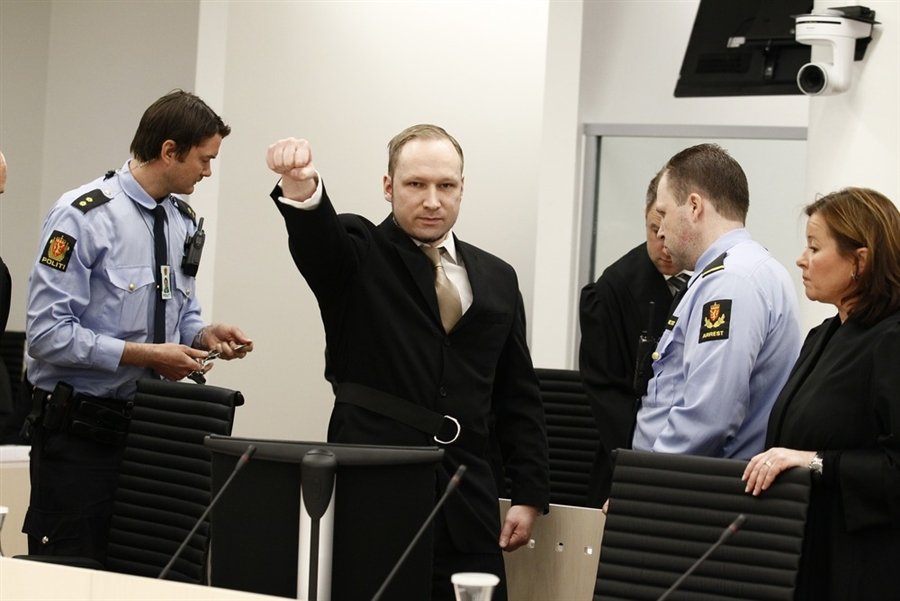 Anders Breivik, &quot;atacat&quot; cu un pantof la proces de către ruda uneia dintre victime
