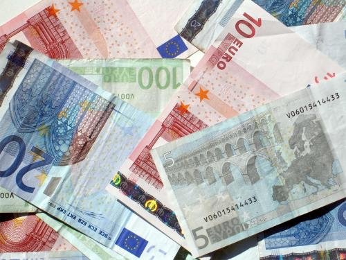 Cursul leu-euro a atins un nou maxim istoric. BNR a stabilit un curs de referinţă de 4,4265 lei/euro