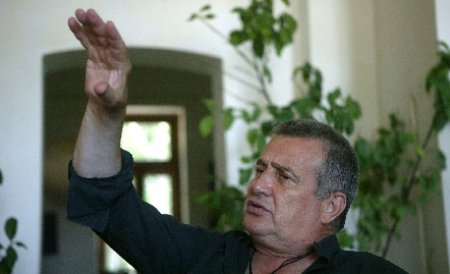 Mircea Dinescu, în incompatibilitate. Poetul şi-ar putea pierde postul de membru în CNSAS