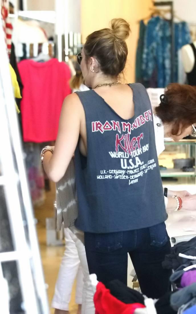 N-a mai apucat să îi îmbrace, erau pe sârmă la uscat. Paparazzii au făcut ochii cât cepele când au văzut priveliştea 145873