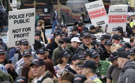 Zeci de mii de poliţişti au protestat la Londra. Spun că nu-şi mai pot face datoria faţă de populaţie 145879