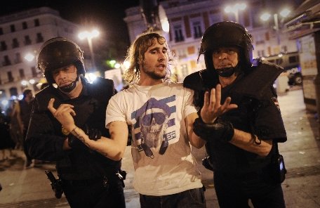 Madrid. Poliţia a evacuat sute de manifestanţi din piaţa Puerta del Sol şi a arestat 18 dintre aceştia