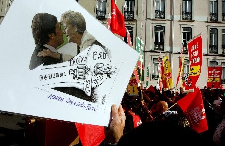 Mii de persoane au ieşit pe străzile din Portugalia: Afară FMI!