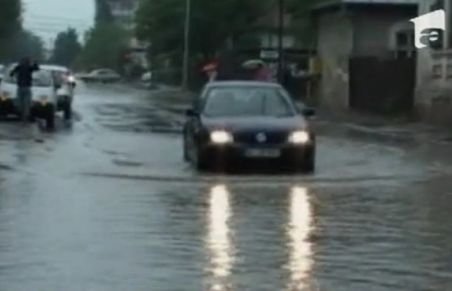Râmnicu Vâlcea, inundat în urma ploilor. Apa a ajuns aproape în apartamentele oamenilor