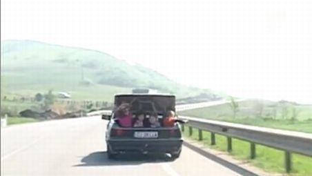 &quot;Bagaje&quot; vii. Un şofer îşi transportă copiii în portbagaj. FOTO