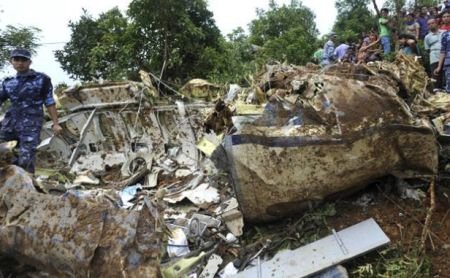 O aeronavă cu zeci de persoane la bord s-a prăbuşit în Nepal