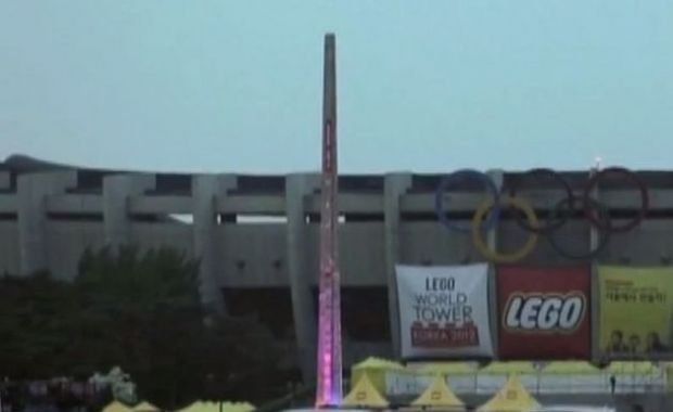 Vezi aici cum arată cea mai înaltă construcţie din lego