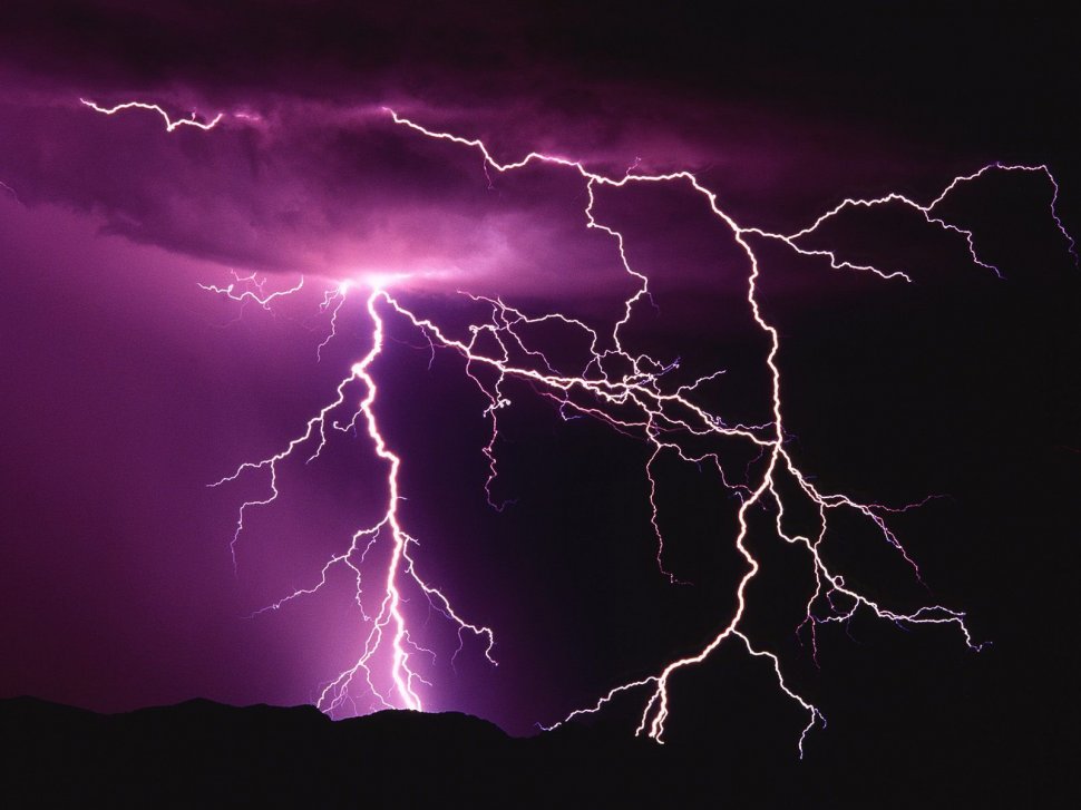Avertizare nowcasting de furtună pentru Bucureşti şi mai multe judeţe ale ţării. Vezi zonele afectate