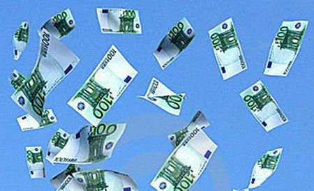 Fărădelegi cu acte false: Angajaţii unei bănci din Ploieşti, acuzaţi că au acordat credite false în valoare de 600.000 de euro