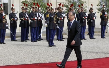 Francois Hollande a fost învestit în funcţia de preşedinte al Franţei