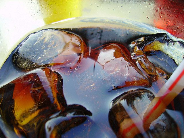 Ce se întâmpla în corpul tău atunci când bei un pahar de Cola? Vei renunţa la această băutură pentru totdeauna