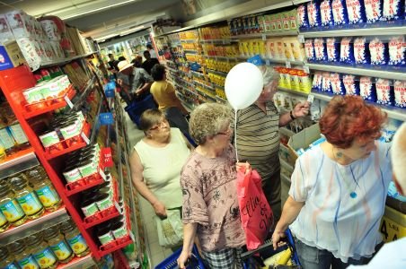 Pe ce dăm banii: Românii cheltuiesc tot mai mult pe mâncare, în vreme ce occidentalii, pe locuinţă
