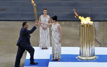 Prinţesa Anne a Marii Britanii a primit flacăra olimpică, în cadrul unei ceremonii desfăşurate la Atena
