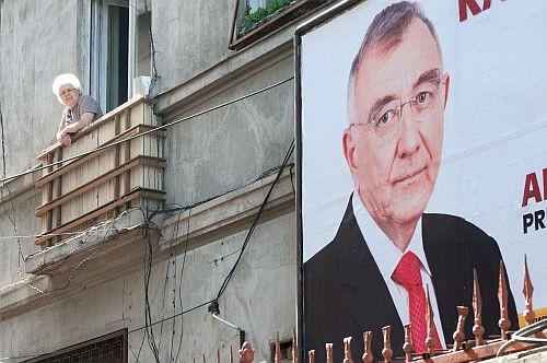 Rămâne veşnica întrebare: &quot;Eu cu cine votez?&quot; Alegeri locale 2012. Promisiuni pe pâine şi spectacolul afişelor electorale 146821