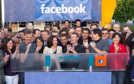 Facebook, un succes pe bursă. Vezi cu cât au urcat cele mai căutate acţiuni ale anului