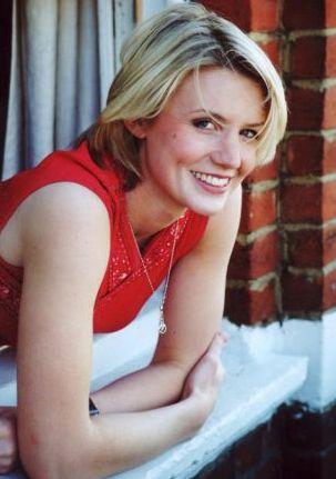 Pentru România, cu dragoste. El era român şi avea 12 ani, ea venea din Marea Britanie şi era profesoară. O poveste inedită de iubire 146984