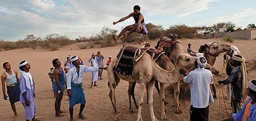 Sportul cel mai popular din deşertul yemenit este săritura peste cămile
