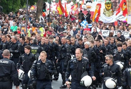 Circa 20.000 de persoane protestează la Frankfurt faţă de politicile de austeritate din Europa