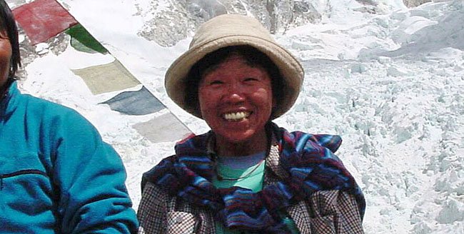 O femeie de 73 de ani a escaladat muntele Everest