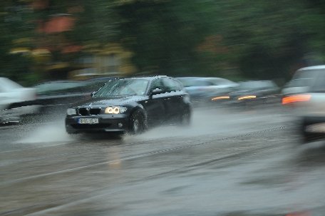 Ploaie torenţială la Constanţa. O stradă s-a inundat complet în doar câteva minute