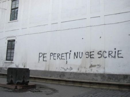 Mesaje obscene şi &quot;PDL&quot;, scrise cu vopsea pe cabinetul veterinar al unui lider PSD din Arad
