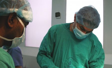 Un medic român din SUA, acuzat de malpraxis. Un pacient peruan a făcut o infecţie periculoasă