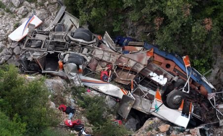 Cel puţin 11 morţi şi 22 de răniţi, după ce un autocar a căzut într-o prăpastie, în Albania