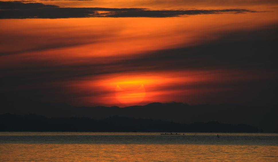 Imaginile care îţi vor tăia respiraţia. &quot;Cercul de foc&quot;, fenomenul care i-a uimit pe americani şi pe asiatici 147366