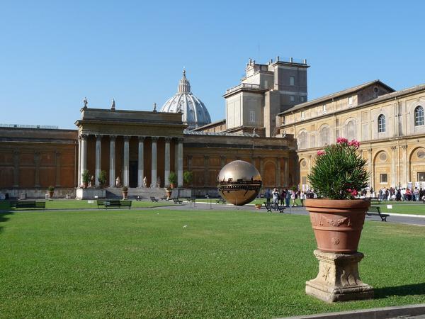 Misticism şi simboluri păgâne în centrul creştinismului. Ce se află pe podeaua celei mai vestite catedrale din lume 147596