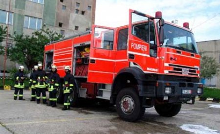Suceava. Un preot a cumpărat o maşină de pompieri, după ce un incendiu a distrus zeci de case din sat