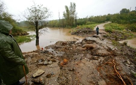 Cod portocaliu de inundaţii pe patru râuri din Mehedinţi şi Prahova. Vezi până când este valabil