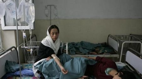 Zeci de eleve au fost otrăvite în Afganistan. Anchetatorii suspectează că este vorba de un atac taliban