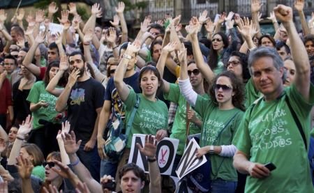 Zeci de mii de elevi, părinţi şi profesori au ieşit în stradă. Protest faţă de măsurile de austeritate din Spania