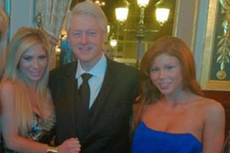 Bill Clinton a comis-o din nou! S-a pozat cu două staruri porno la braţ