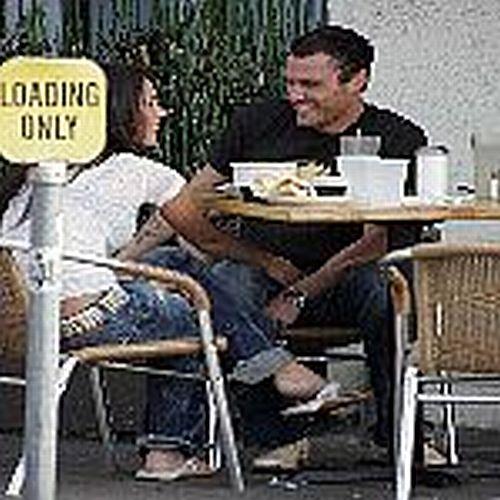 Ia mâna de acolo! Vedeta şi-a satisfăcut iubitul în doi timpi şi trei mişcări, la o cafea 148046