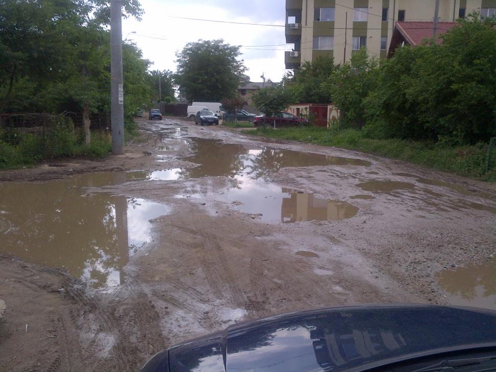 În fiecare seară aceşti oameni se roagă să nu plouă. Cum arată o stradă din sectorul 5 al Capitalei 148096