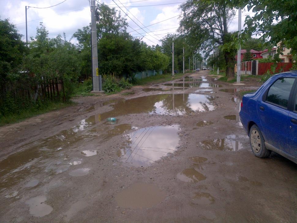 În fiecare seară aceşti oameni se roagă să nu plouă. Cum arată o stradă din sectorul 5 al Capitalei 148097