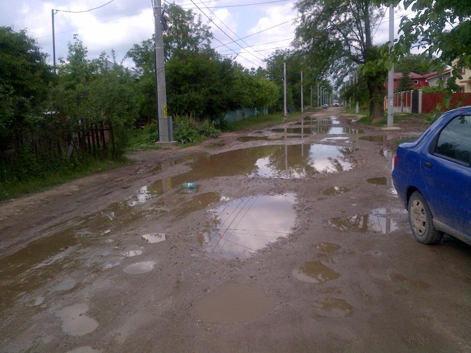 În fiecare seară aceşti oameni se roagă să nu plouă. Cum arată o stradă din sectorul 5 al Capitalei 148098