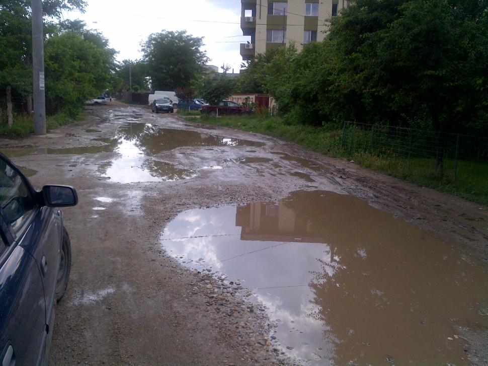 În fiecare seară aceşti oameni se roagă să nu plouă. Cum arată o stradă din sectorul 5 al Capitalei 148099