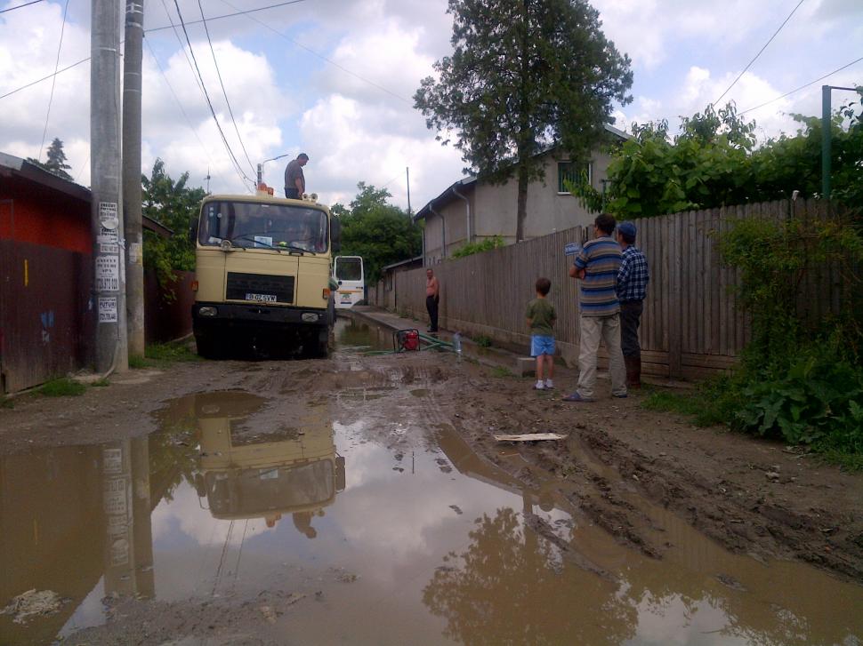 În fiecare seară aceşti oameni se roagă să nu plouă. Cum arată o stradă din sectorul 5 al Capitalei 148100