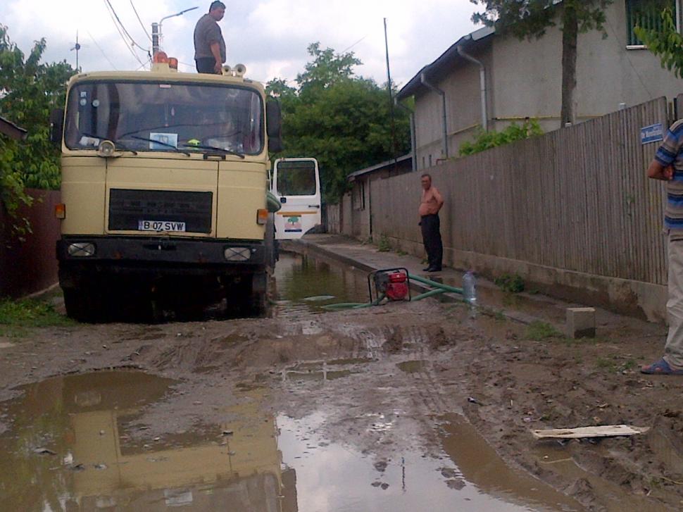 În fiecare seară aceşti oameni se roagă să nu plouă. Cum arată o stradă din sectorul 5 al Capitalei 148101