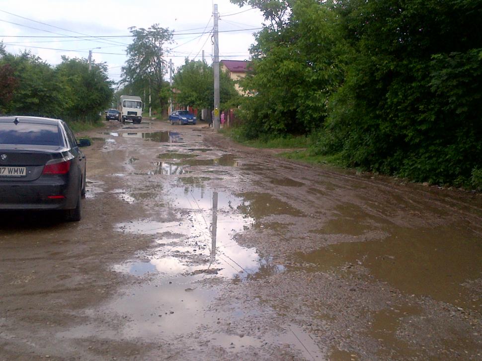 În fiecare seară aceşti oameni se roagă să nu plouă. Cum arată o stradă din sectorul 5 al Capitalei 148102