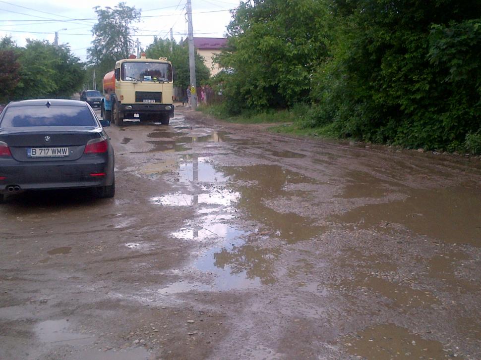 În fiecare seară aceşti oameni se roagă să nu plouă. Cum arată o stradă din sectorul 5 al Capitalei 148104